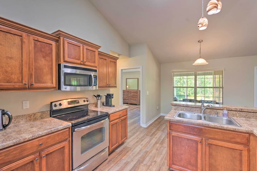 Sunny Coastal Getaway 5 Mi to Navarre Beach!