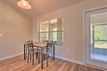 Sunny Coastal Getaway 5 Mi to Navarre Beach!