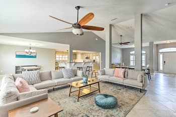 Bright Family Home, 2 Miles to City Center!