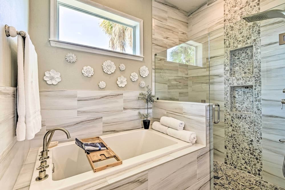 'chic on the Beach' Luxe Anna Maria Island Retreat