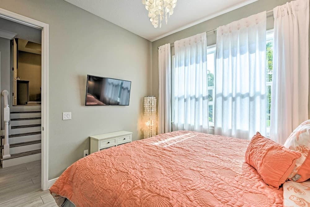 'chic on the Beach' Luxe Anna Maria Island Retreat