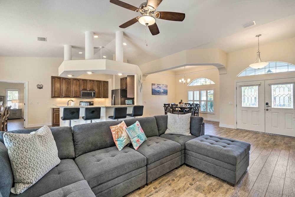 Beautiful Port Charlotte Home, 6 Mi to Beach!