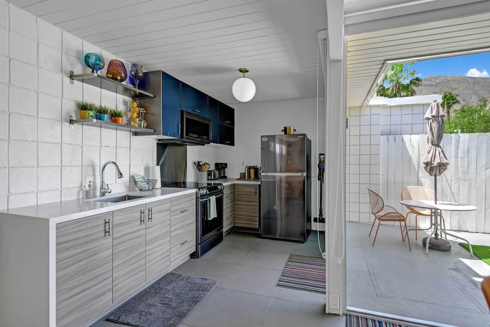 Palm Springs Contemporary Condo w/ Community Pool!