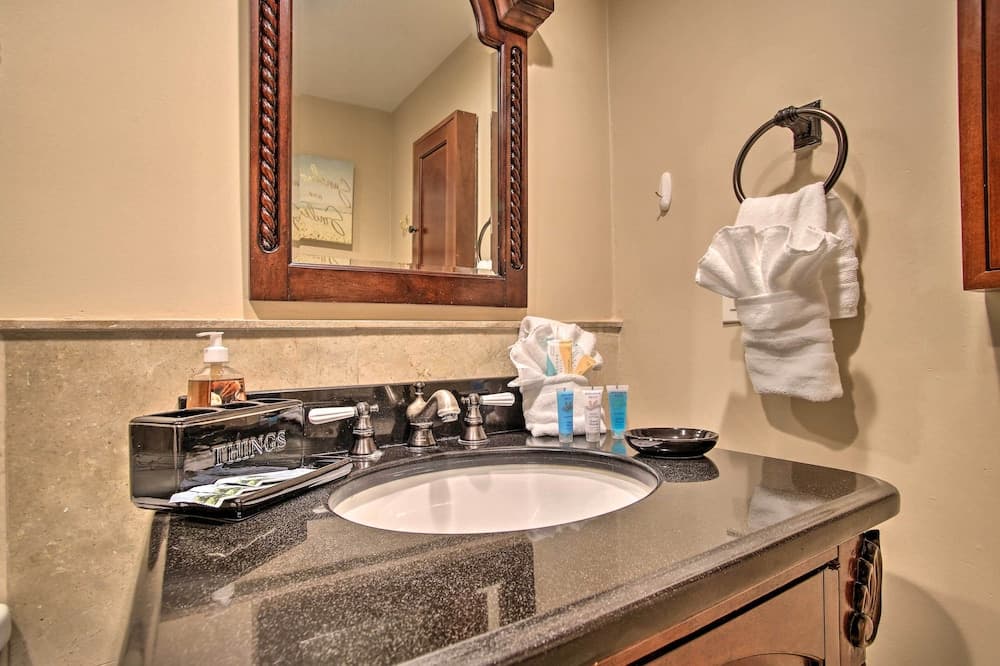 Ocean-view Balcony: Beachfront Hollywood Apt!