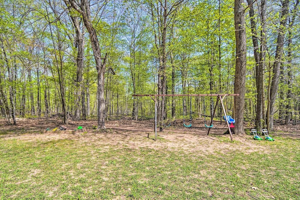 Stone Lake Cabin: Grill & Access to Fishing!