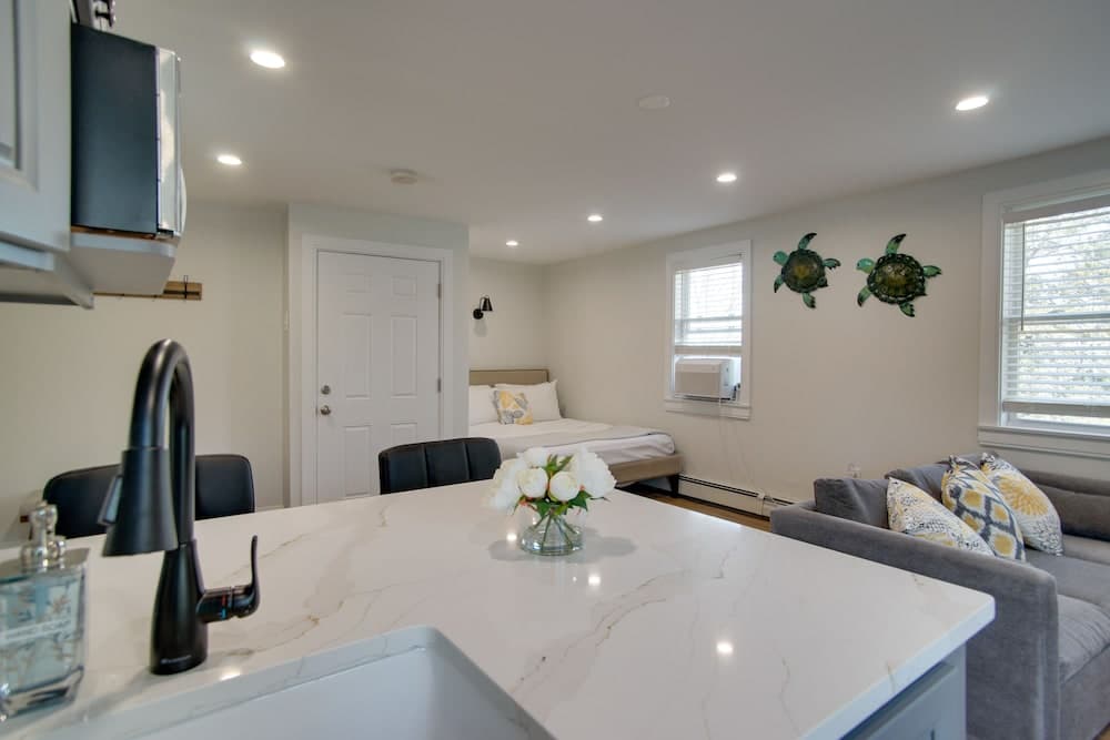 Cozy Falmouth Studio ~ 2 Mi to Beach & Dining