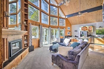 Lake Arrowhead Cabin w/ Game Room + Hot Tub!