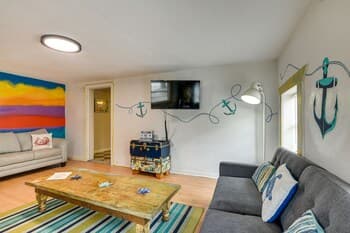 Charming Apartment in Galveston: Walk to Beach!