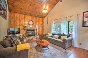 Bright Crestline Cabin ~ 1 Mi to Lake Gregory
