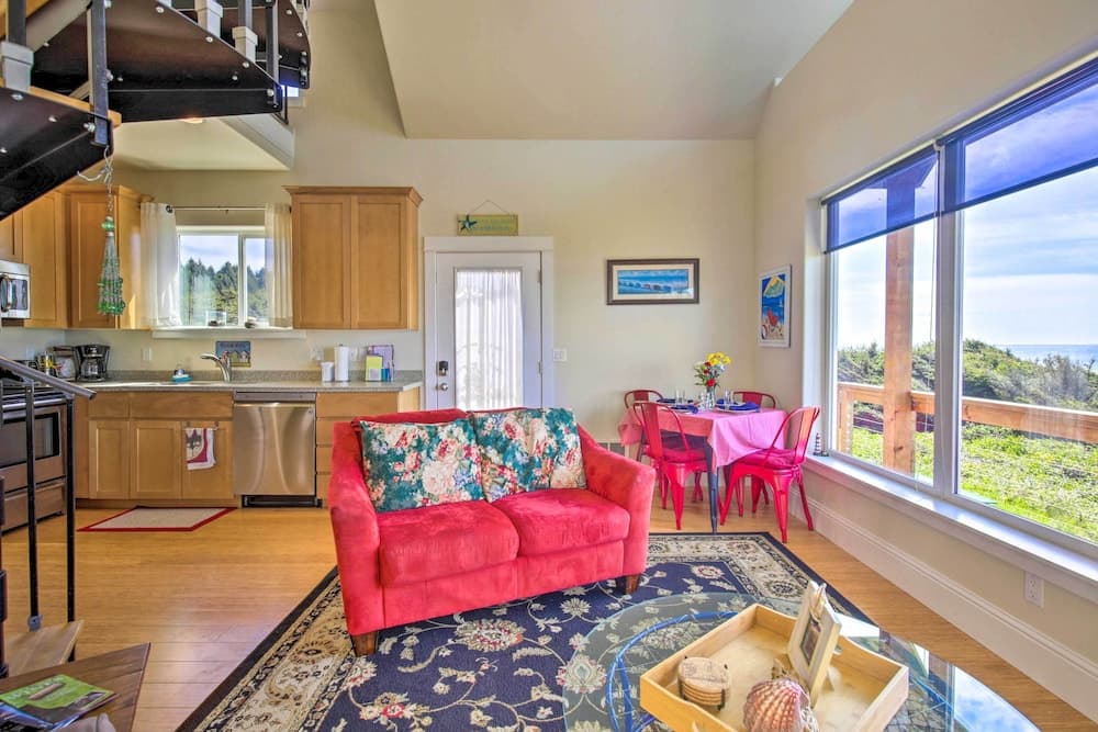 Oceanfront Cottage W/deck & Secluded Beach Access!