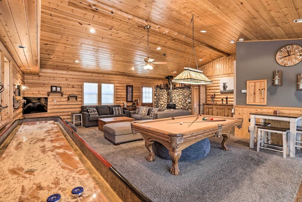 < 2 Mi to Lake: Big Bear City Cabin w/ Hot Tub!