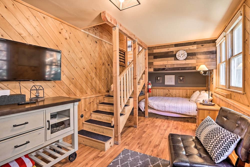 < 2 Mi to Lake: Big Bear City Cabin w/ Hot Tub!