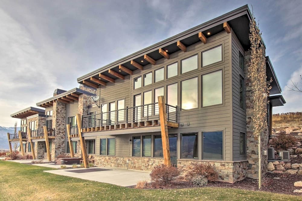 Modern Townhome w/ Mtn Views < 7 Mi to Ski Resorts
