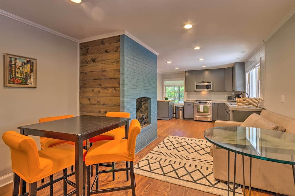 Dog-friendly Home: 1 Mi to Downtown Hendersonville