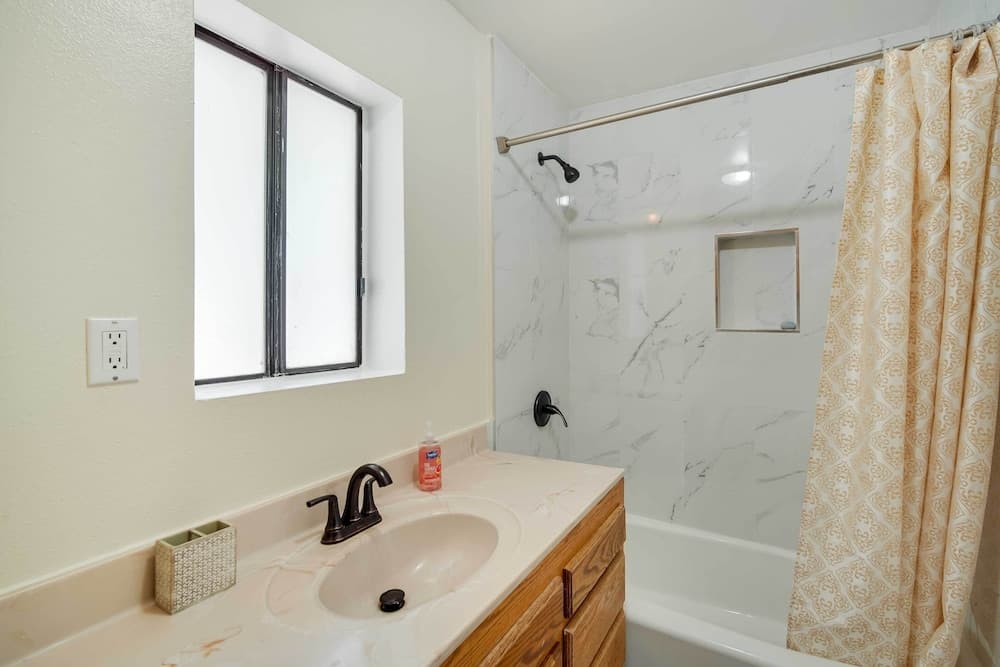 All-season Crestline Escape - 2 Mi to Lake!