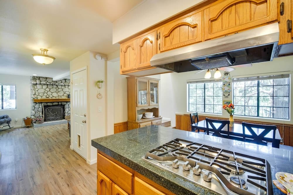 All-season Crestline Escape - 2 Mi to Lake!