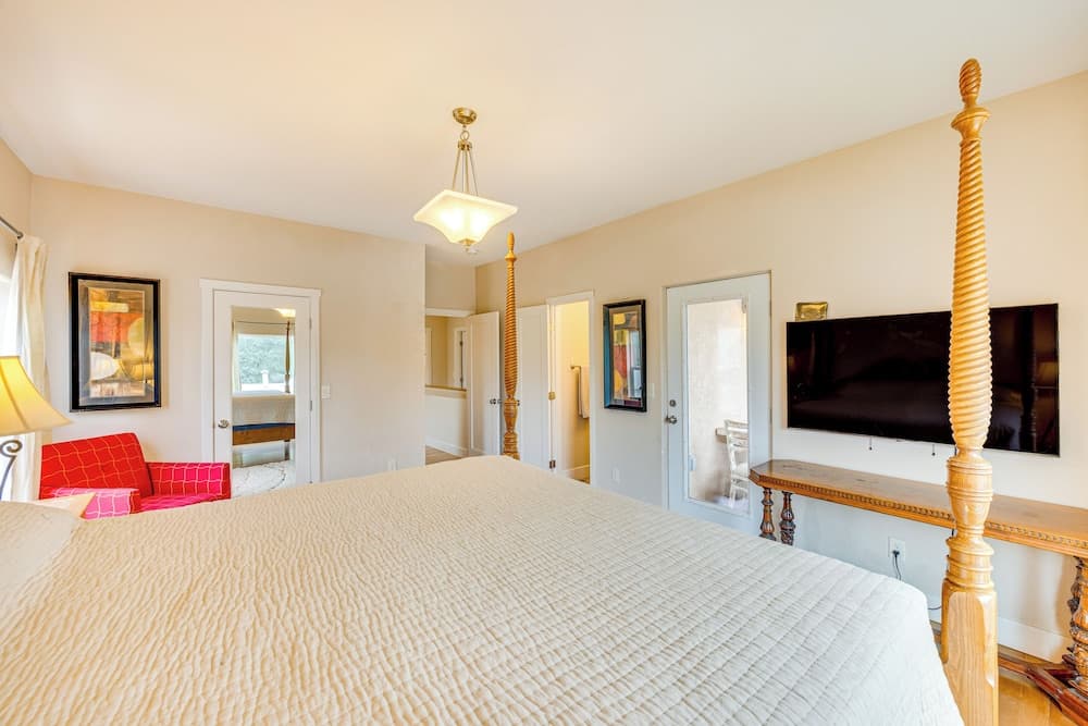 2 Mi to Dtwn Colorado Springs: Home w/ Large Yard!