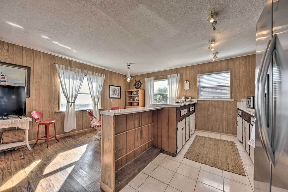 Fernandina Cottage w/ Deck + Direct Beach Access!