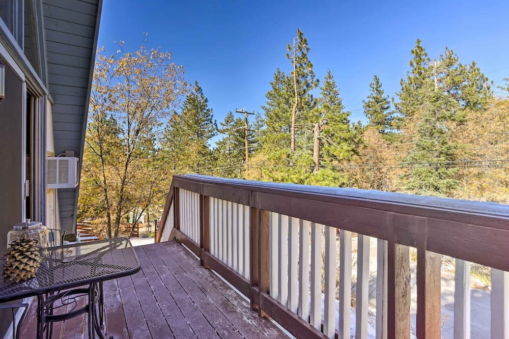 Cozy A-frame w/ Hot Tub Near Arrowbear Lake!