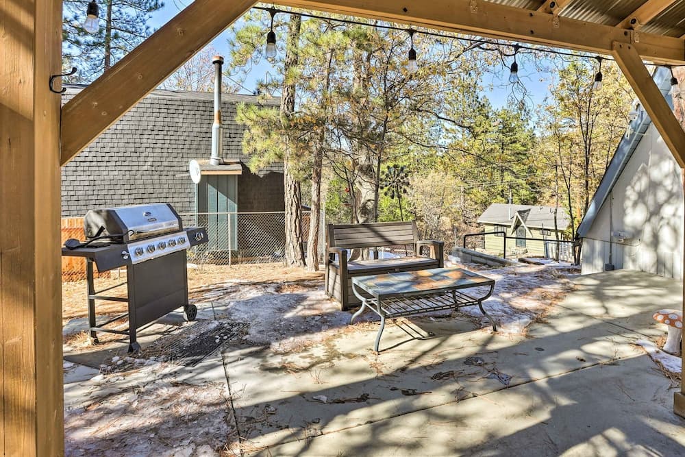 Cozy A-frame w/ Hot Tub Near Arrowbear Lake!