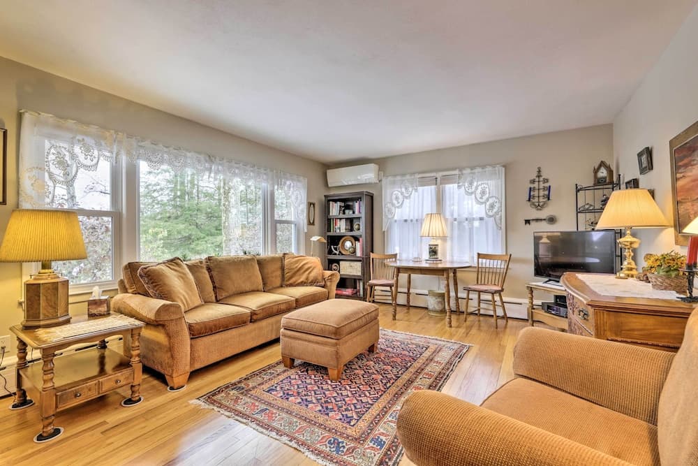 Hadley Vacation Rental 24 Mi to Springfield!