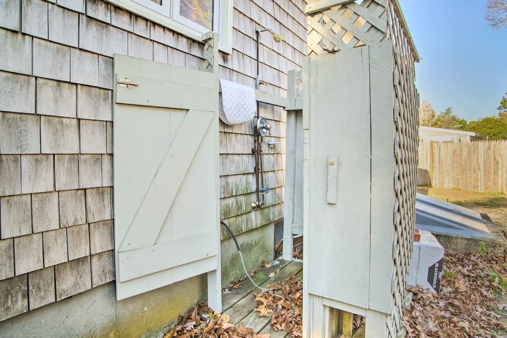 Hen Cove Home w/ Wood Deck - Walk to Beaches!