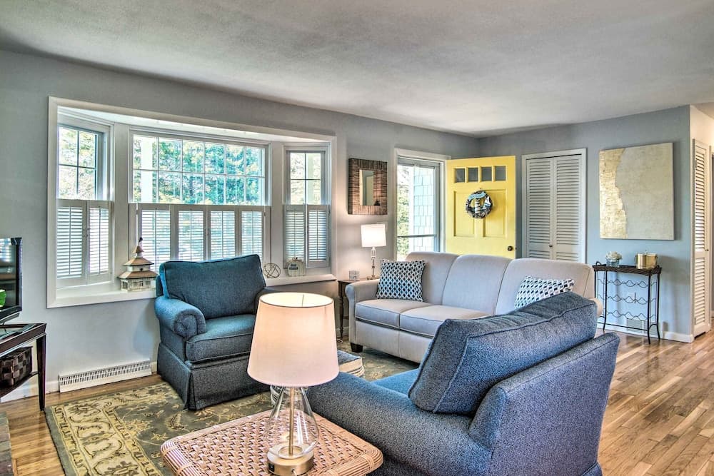 Hen Cove Home w/ Wood Deck - Walk to Beaches!