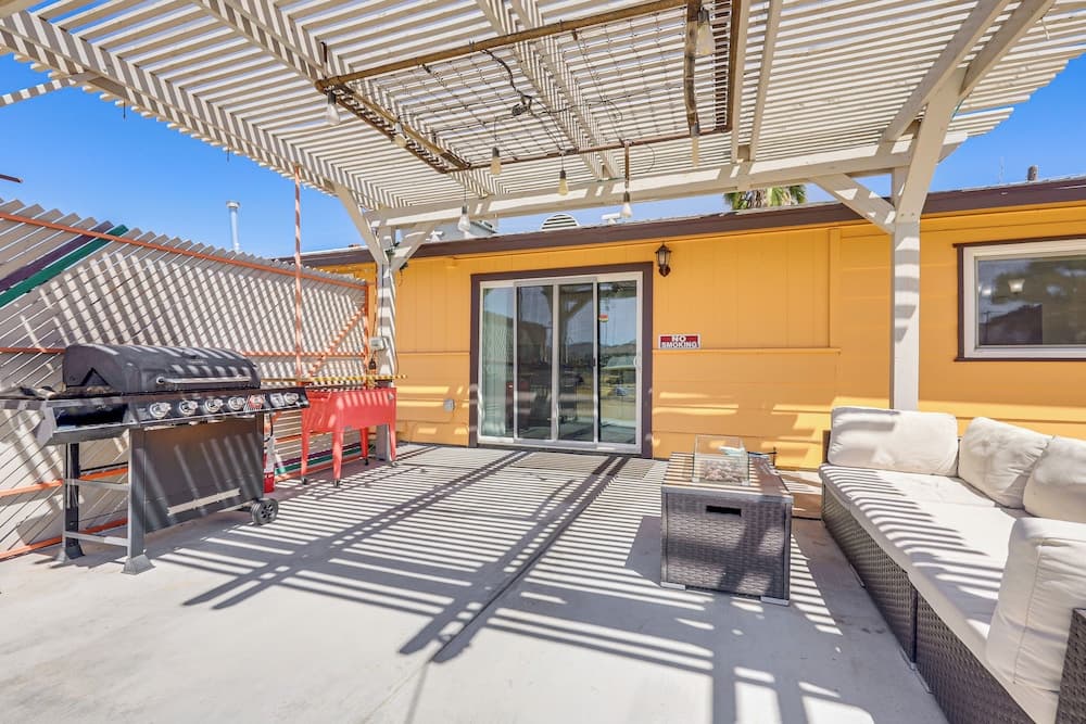 Yucca Valley Oasis w/ Hot Tub, Near Joshua Tree!