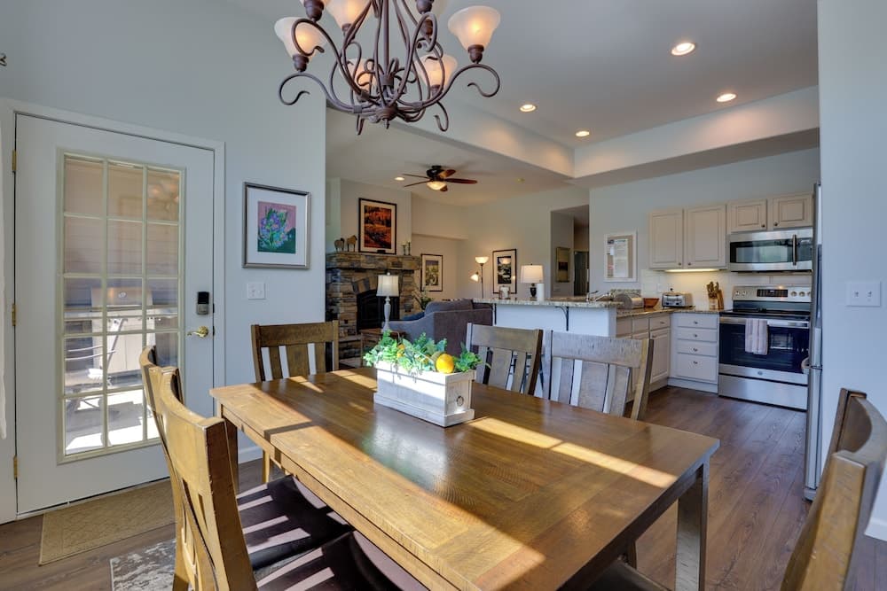 Stunning Mtn Views & Hot Tub: Silverthorne Retreat