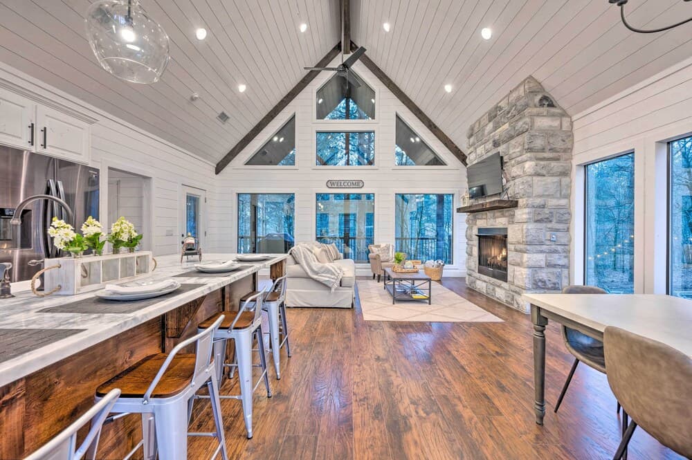 Modern Cabin w/ Hot Tub: 1 Mi From Hochatown!