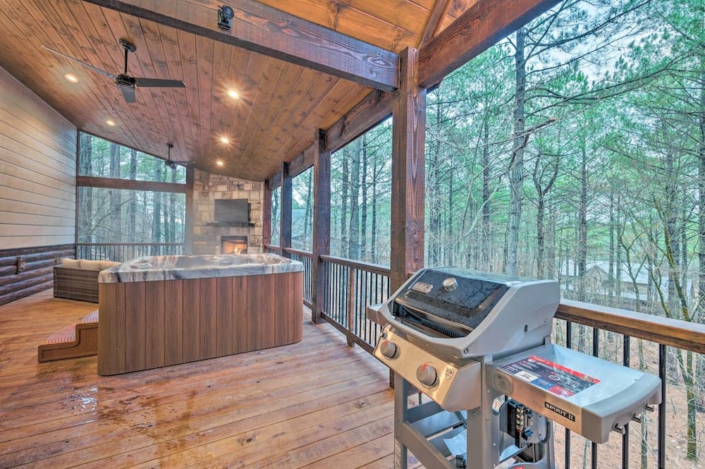 Modern Cabin w/ Hot Tub: 1 Mi From Hochatown!