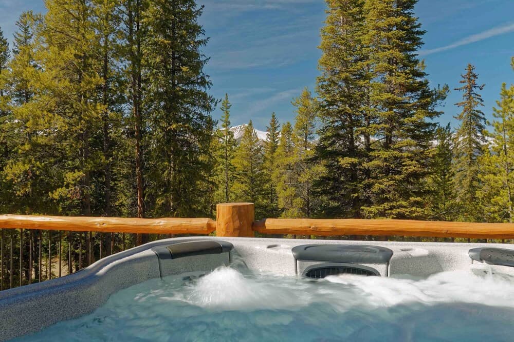 Luxe Breck Log Cabin w/ Hot Tub, Bar & Views!