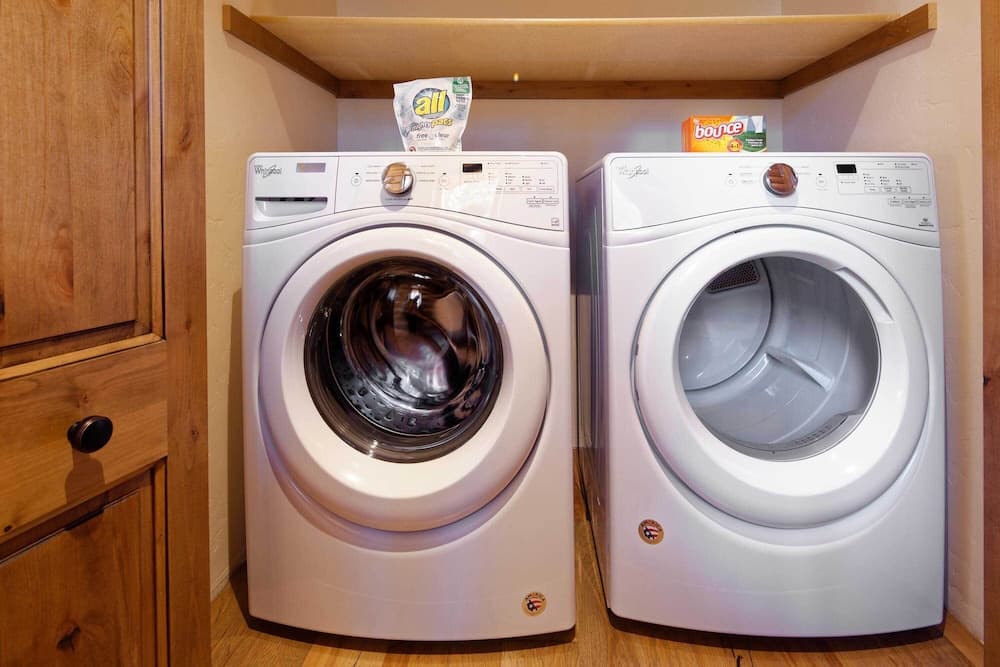 Luxe Breck Log Cabin w/ Hot Tub, Bar & Views!