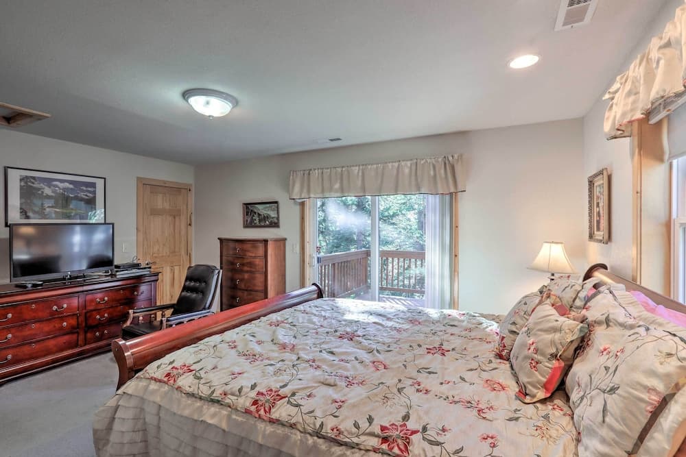 Carnelian Bay Home w/ Hot Tub Near Tahoe Skiing