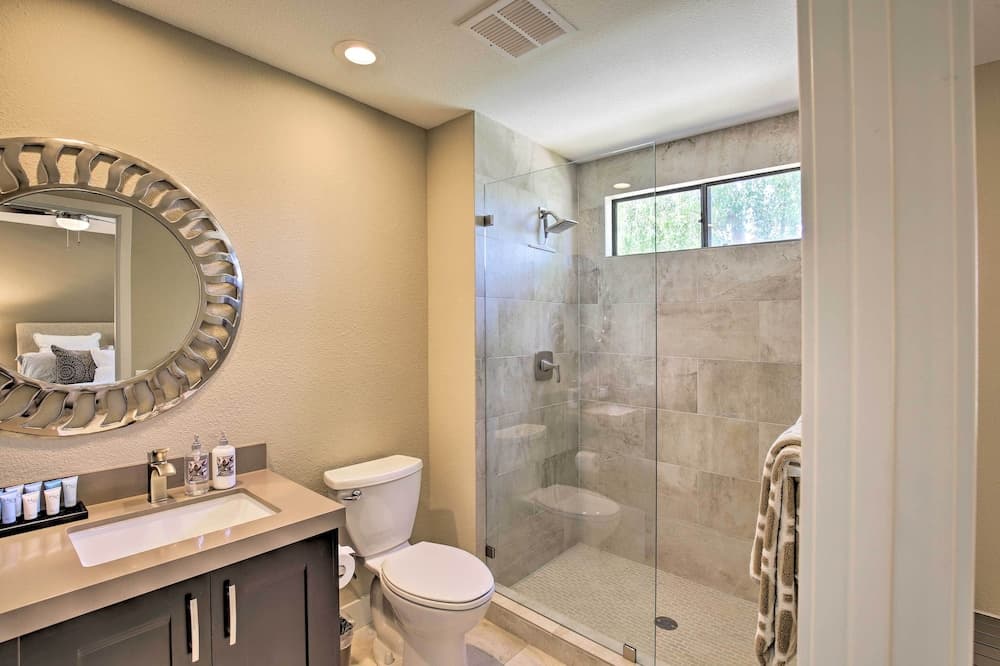 Luxury Remodeled Palm Desert Resort Condo!