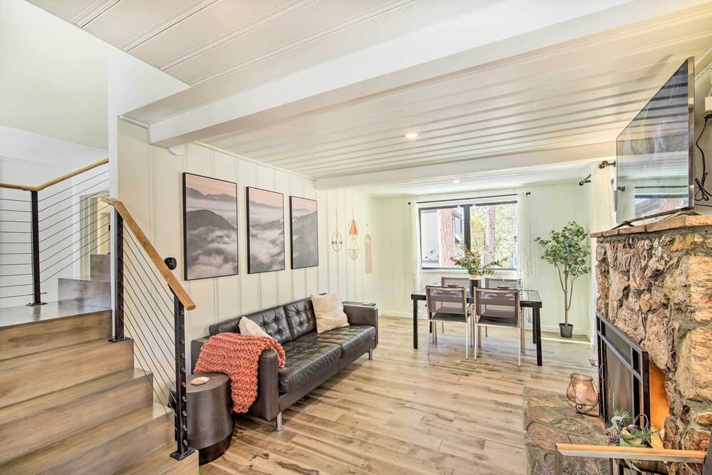 < 1 Mi to Big Bear Lake: Cabin w/ Hot Tub