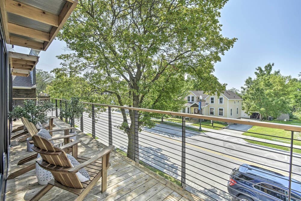 Modern Townhome w/ Deck - 1/2 Mi to Elkhart Lake!