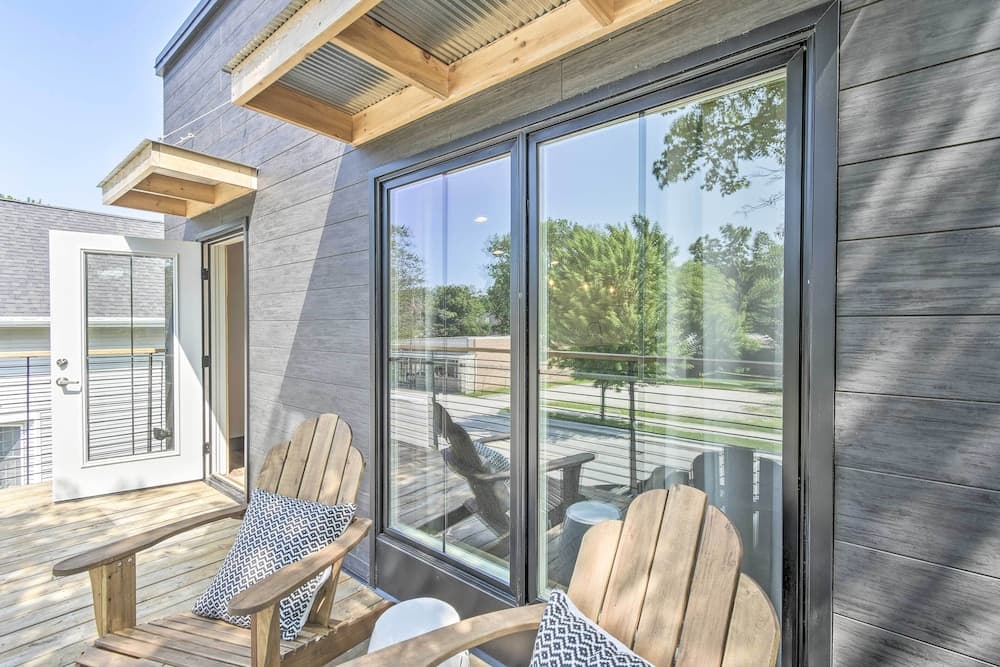 Modern Townhome w/ Deck - 1/2 Mi to Elkhart Lake!