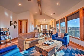 Updated Cabin w/ 360-degree Mtn View: 1 Mi to Lake