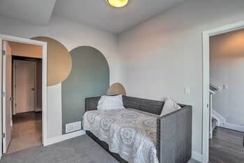 Gorgeous Lakewood Townhome < 5 Mi to Denver!