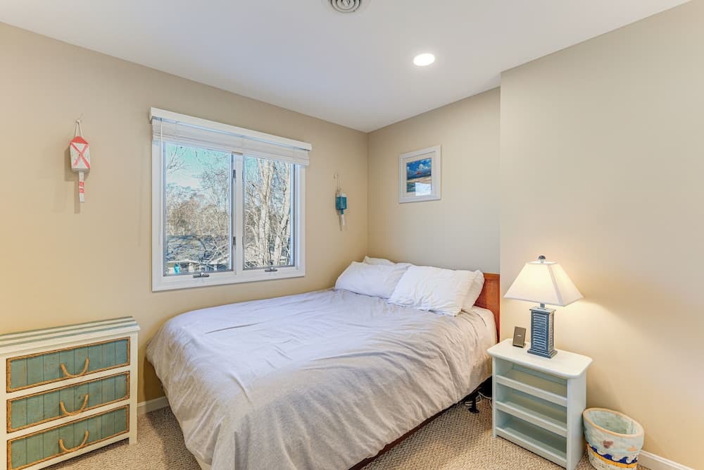 Walk to Bethany Beach Boardwalk: Coastal Retreat