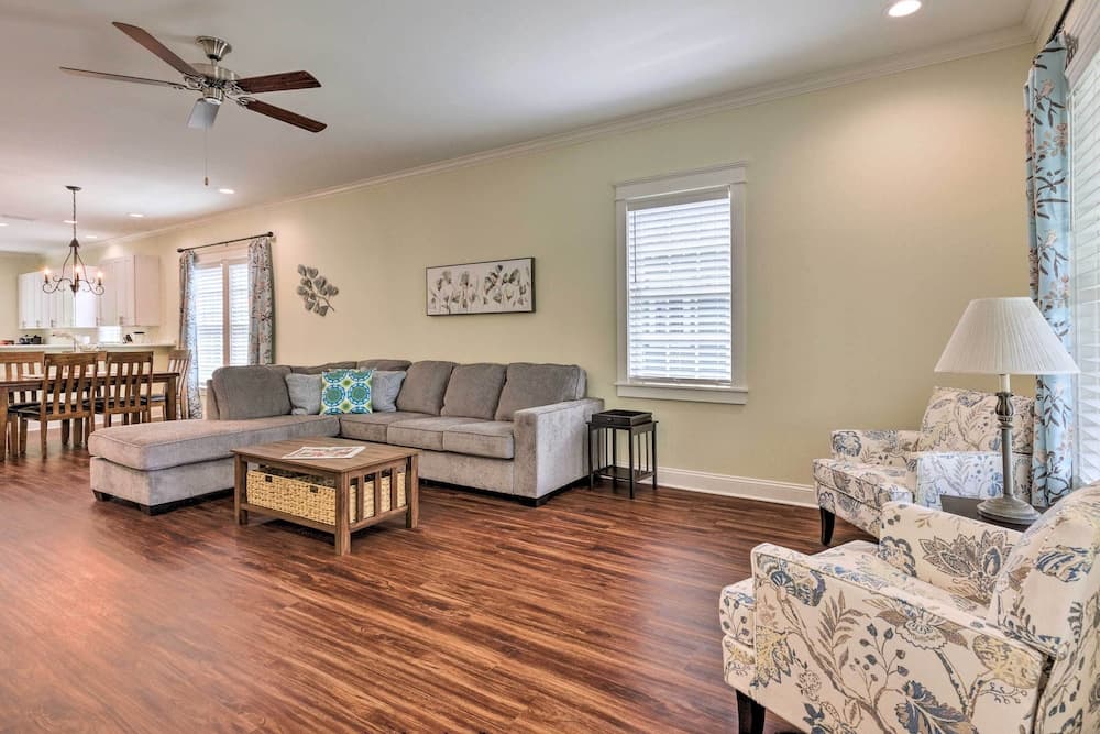 Lovely Mobile Retreat w/ Deck & Front Porch!