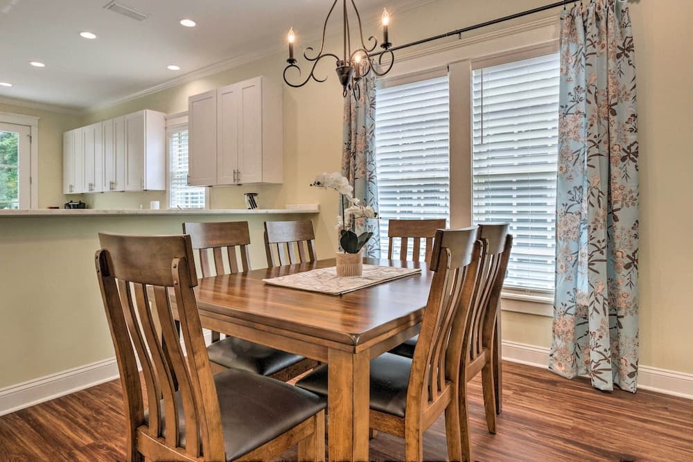 Lovely Mobile Retreat w/ Deck & Front Porch!