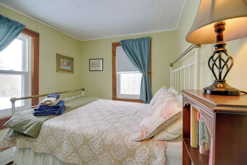 Chester Farmhouse on 100 Acres, 15 Min to Okemo!