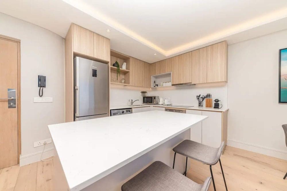 Modern and Bright 1BD APT in Sunny Sea Point