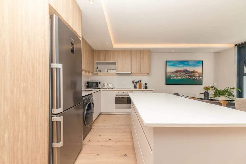 Modern and Bright 1BD APT in Sunny Sea Point