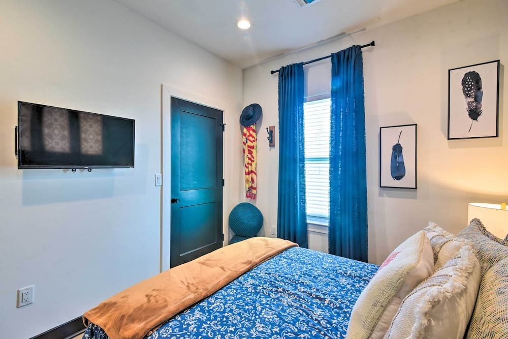 Peaceful Galveston Getaway w/ Deck: Walk to Beach