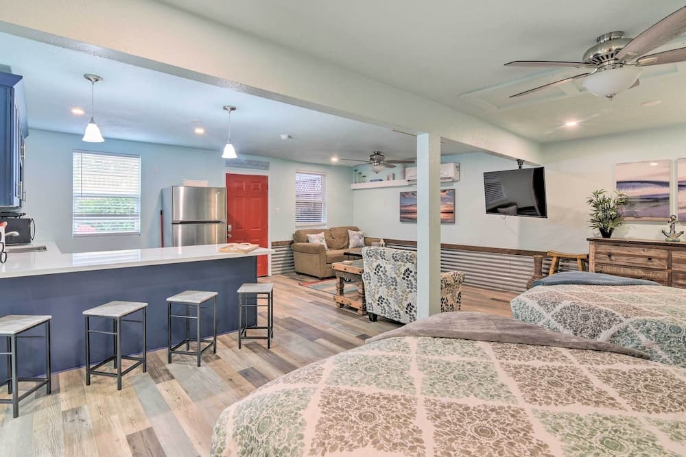 Great Shared Outdoor Area at 'the Hideaway!'