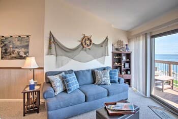 Walkable Condo w/ Balcony, Dock & Pool Access