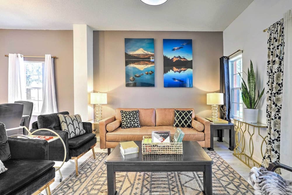 Fire Pit + Pool Access: Resort Getaway Near Disney